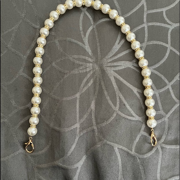 2) Pearl and Rhinestone strap for bag. Brand NEW in bag! NEVER USED‼️ Total of 2 - Picture 5 of 11